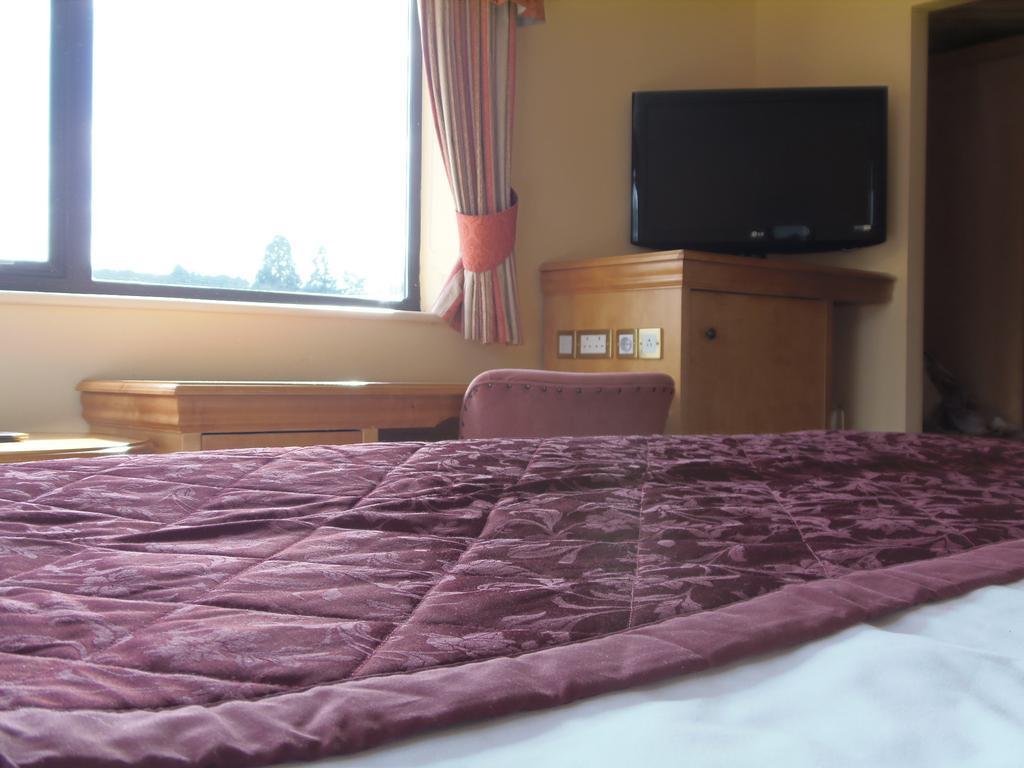 Lakeside International Hotel Camberley Habitación foto