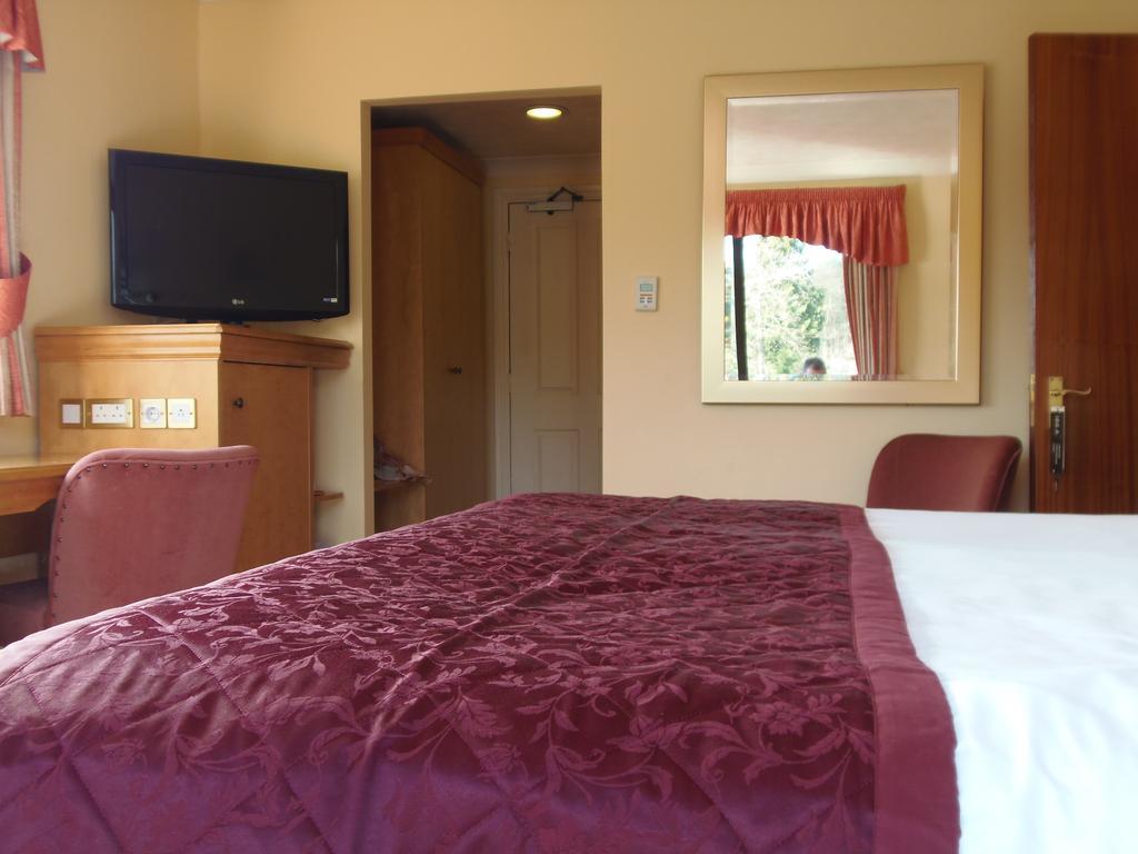 Lakeside International Hotel Camberley Habitación foto