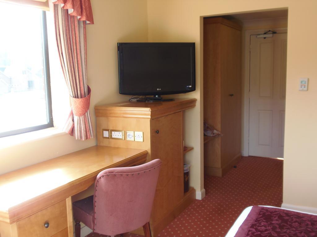 Lakeside International Hotel Camberley Habitación foto