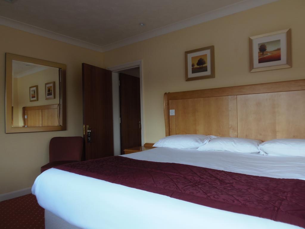 Lakeside International Hotel Camberley Habitación foto