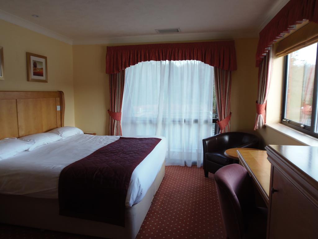 Lakeside International Hotel Camberley Habitación foto