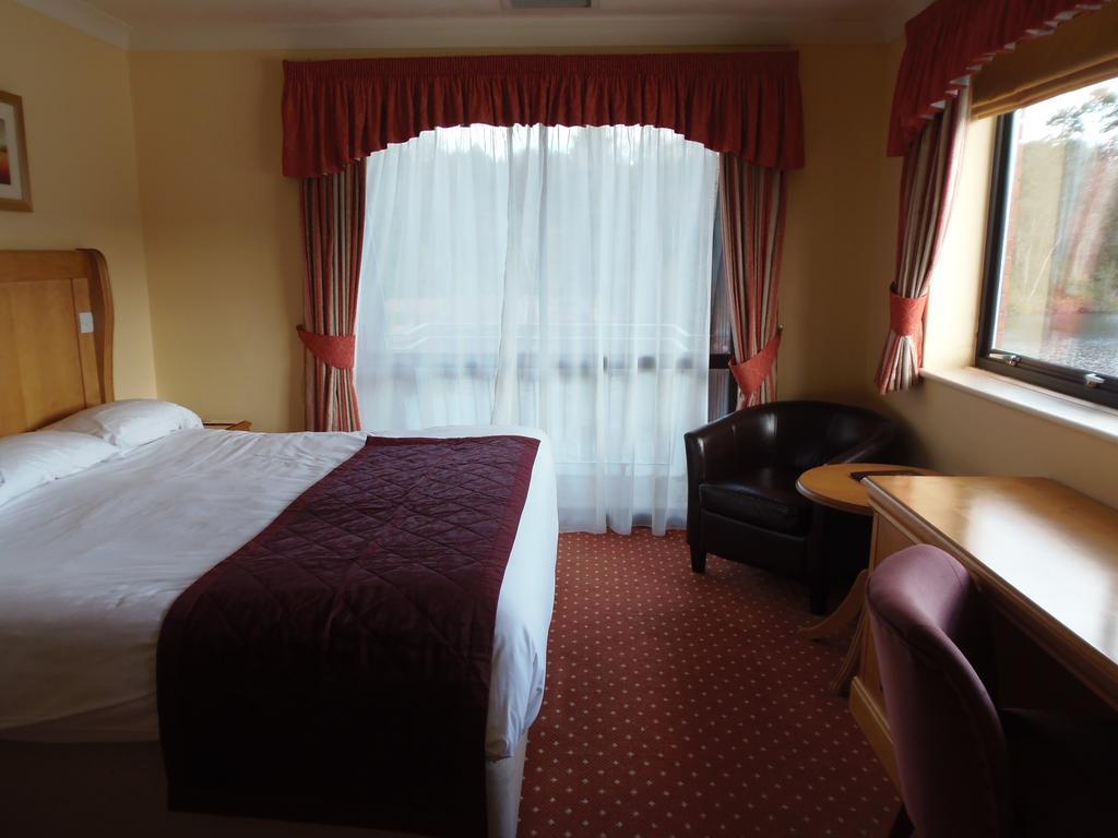 Lakeside International Hotel Camberley Habitación foto