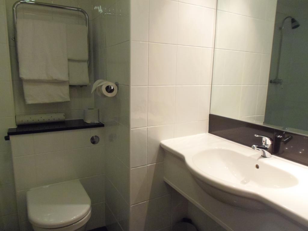 Lakeside International Hotel Camberley Habitación foto