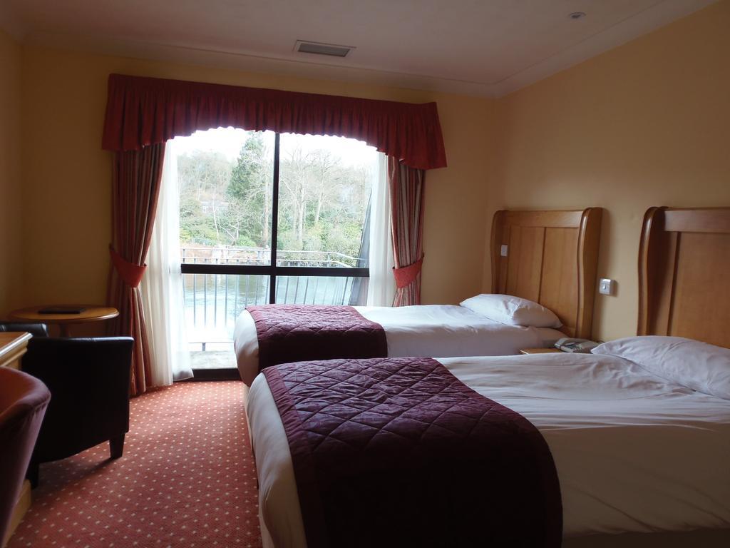 Lakeside International Hotel Camberley Habitación foto
