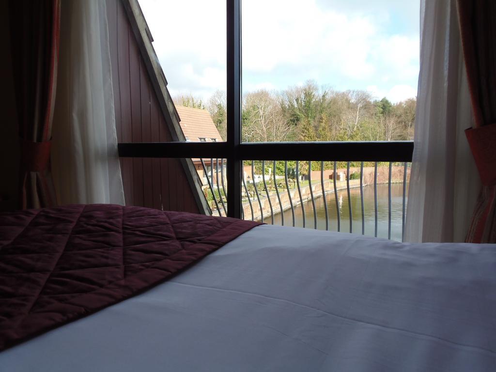 Lakeside International Hotel Camberley Habitación foto