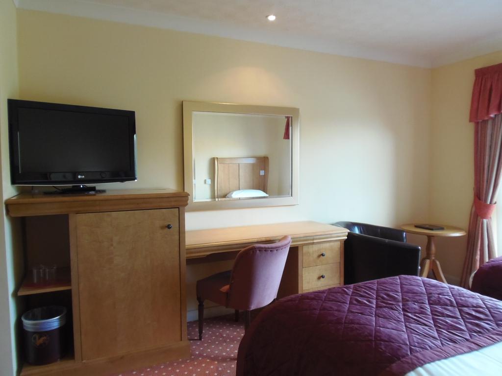 Lakeside International Hotel Camberley Habitación foto