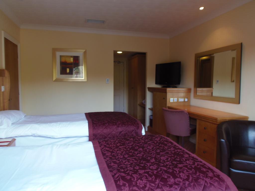 Lakeside International Hotel Camberley Habitación foto