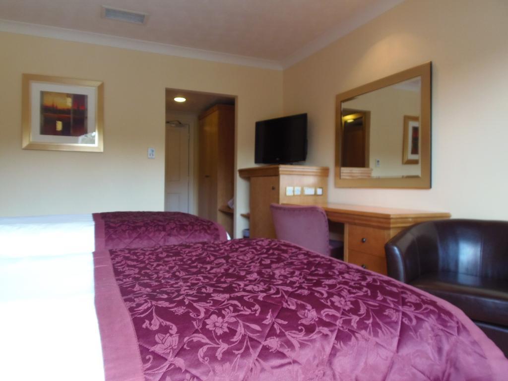Lakeside International Hotel Camberley Habitación foto
