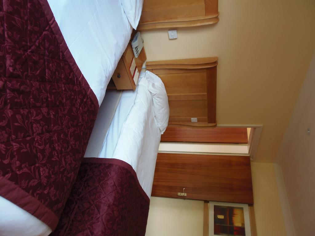 Lakeside International Hotel Camberley Habitación foto