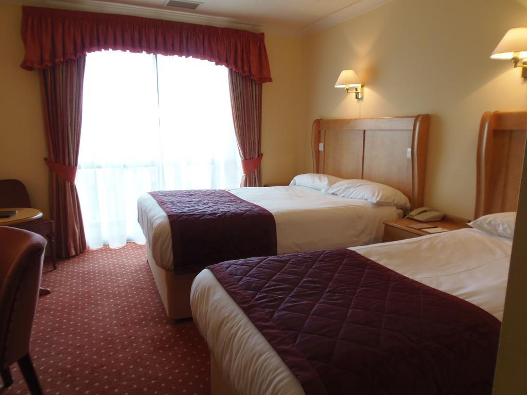 Lakeside International Hotel Camberley Habitación foto