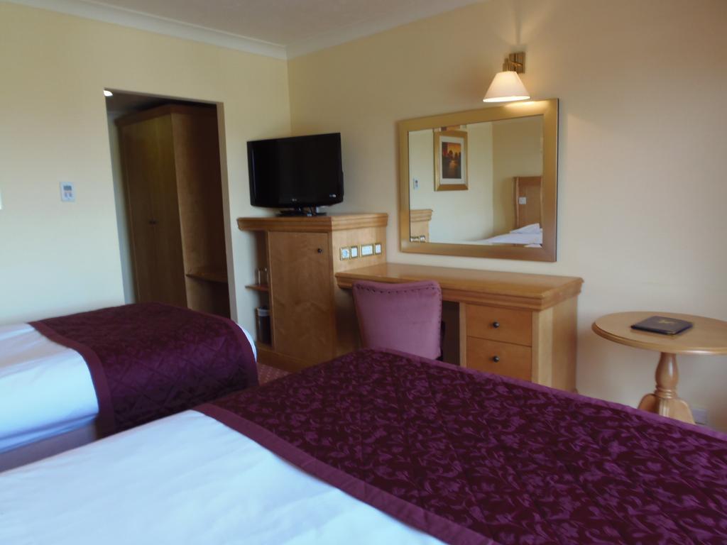 Lakeside International Hotel Camberley Habitación foto
