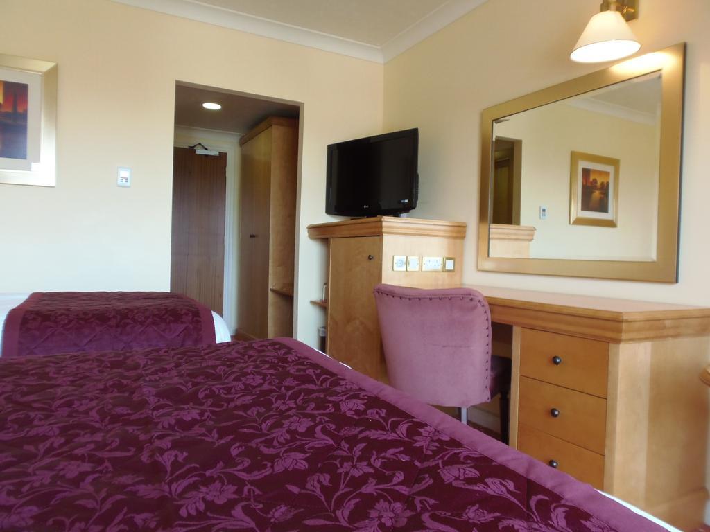 Lakeside International Hotel Camberley Habitación foto